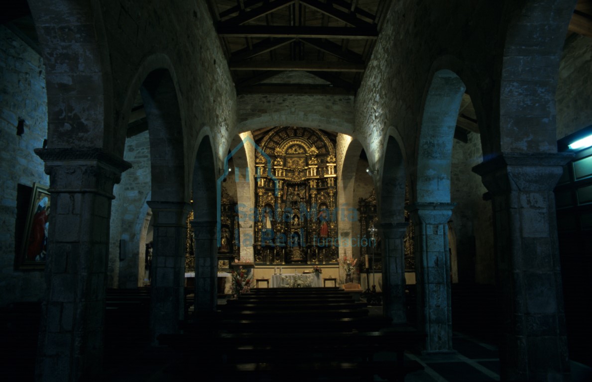 Vista del interior de la iglesia hacia la cabecera