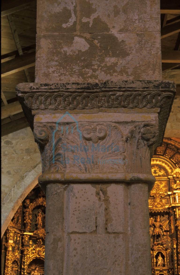 Capitel del interior de la iglesia