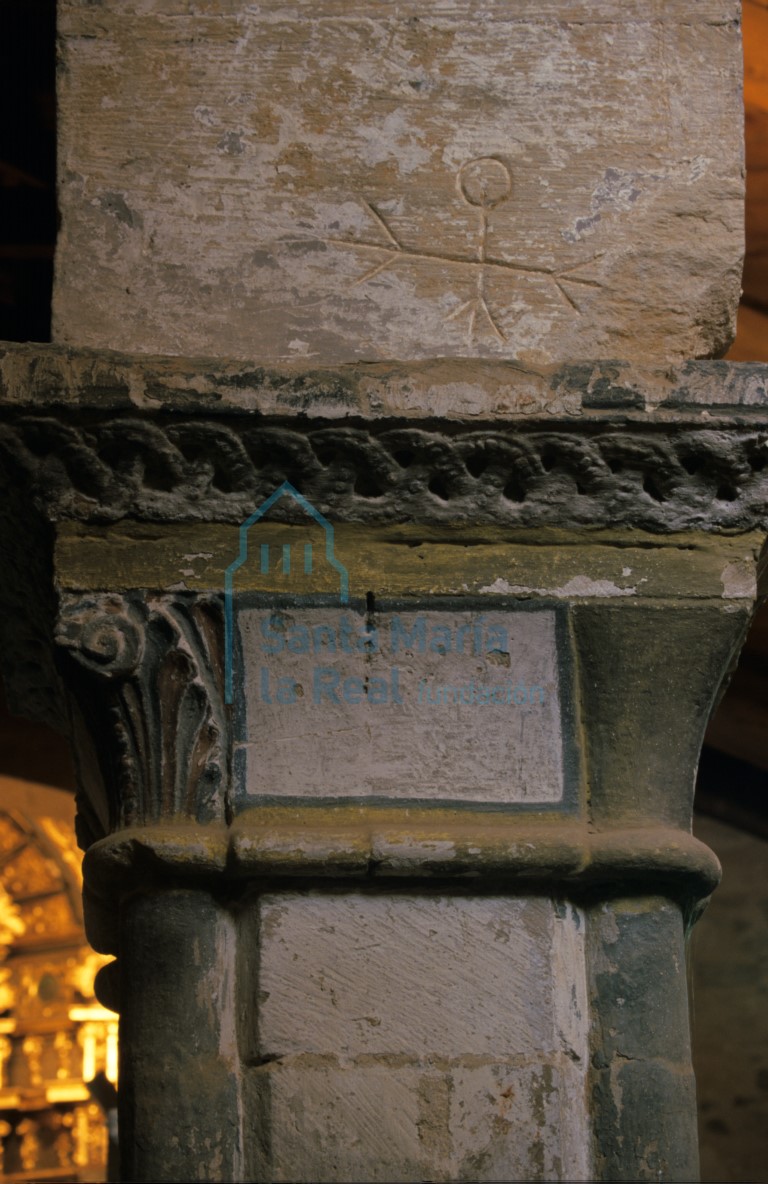 Capitel en el interior con marca de cantero o grafito