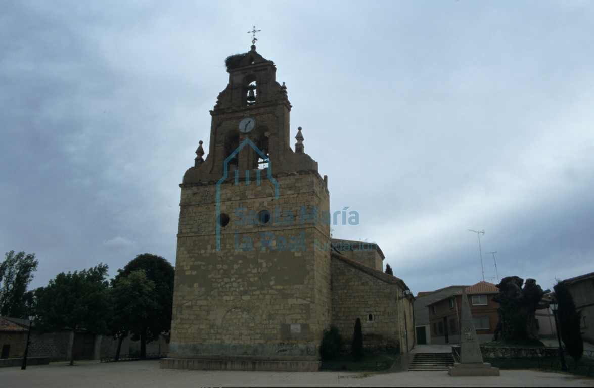 Fachada occidental y espadaña