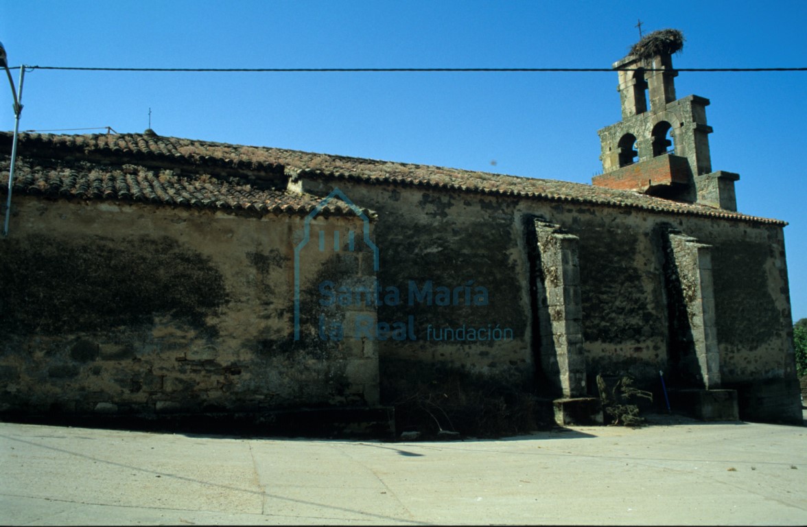 Vista de la iglesia desde el lado septentrional