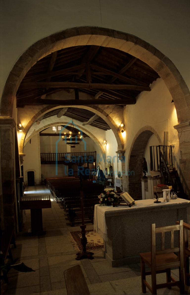 Vista del interior de la iglesia hacia los pies