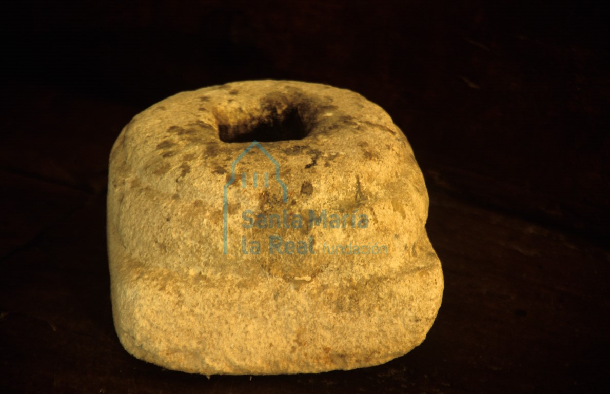 Base de piedra para sostener la cruz parroquial