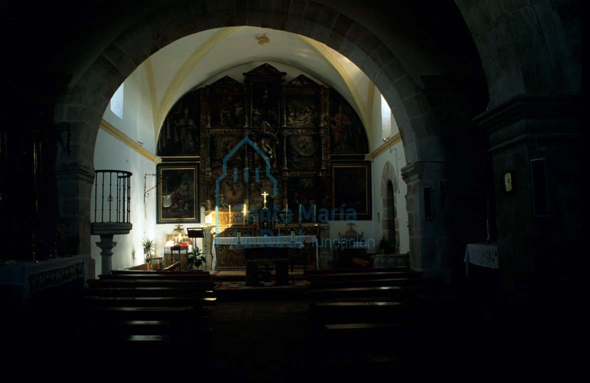 Vista del interior hacia la cabecera