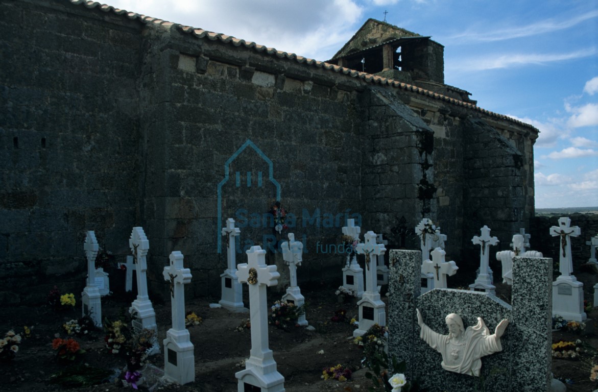 Vista del cementerio y del muro septentrional del templo