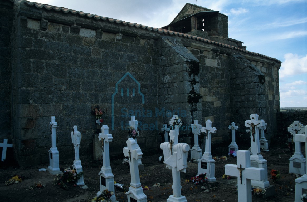 Vista del cementerio y del muro septentrional del templo Vista del cementerio y del muro septentrional del templo