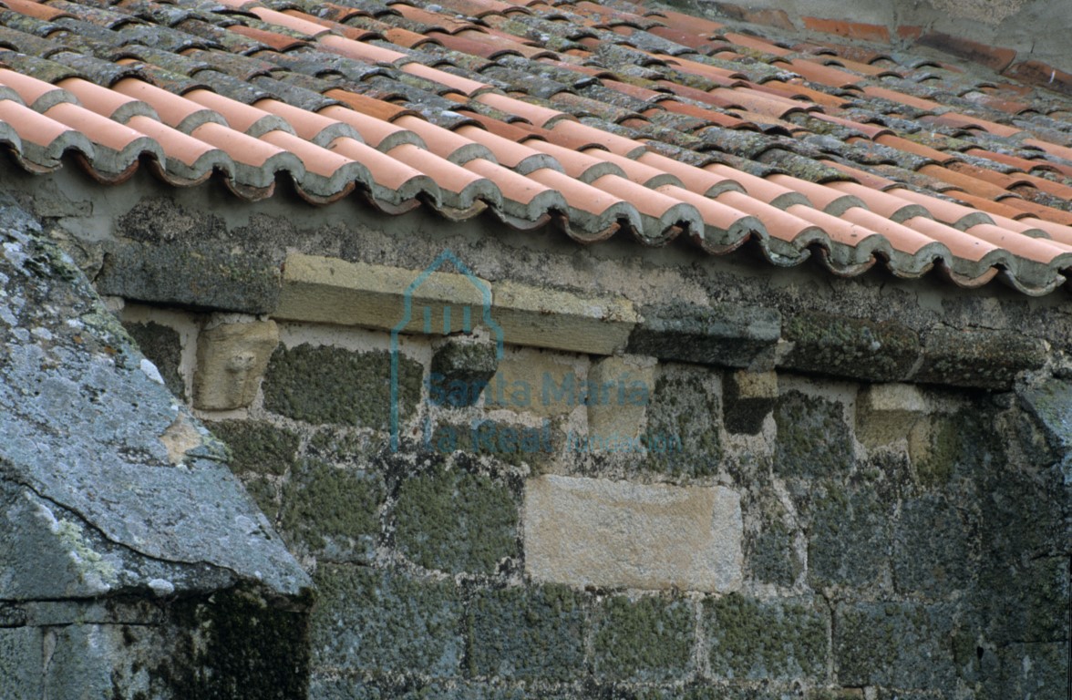 Detalle del alero y los canes del muro septentrional