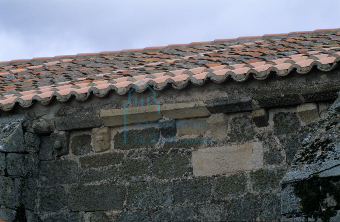 Detalle del alero y los canes del muro septentrional