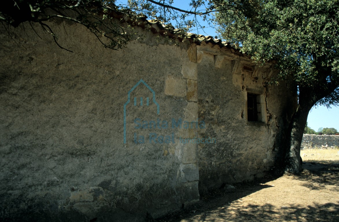 Vista del muro meridional de la iglesia
