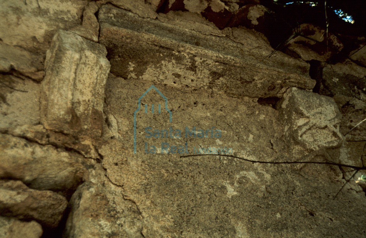 Detalle de canecillos en el muro sur