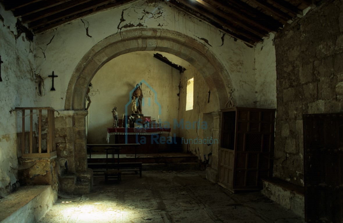 Interior de la iglesia hacia la cabecera