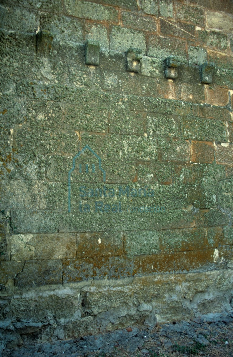 Canecillos en el muro norte