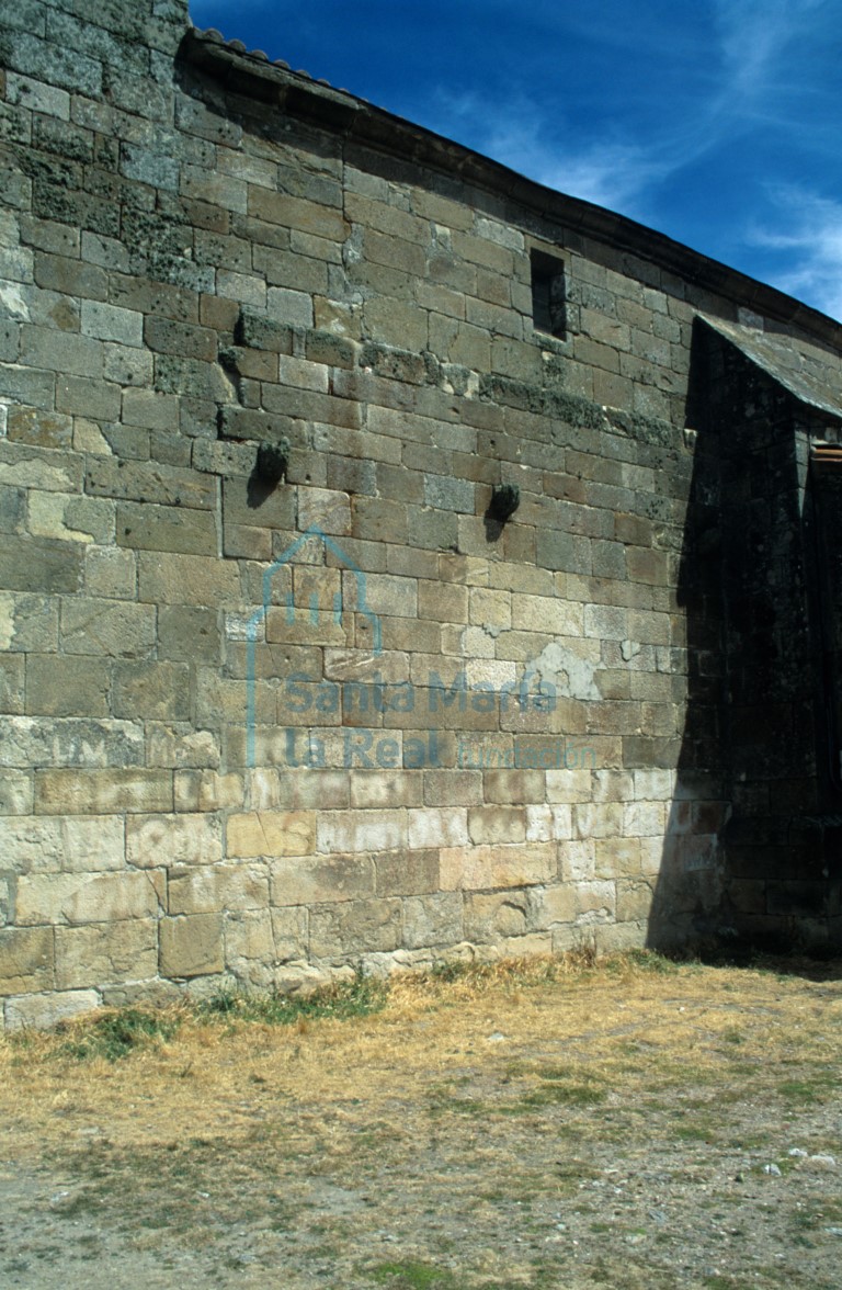 Detalle del paramento románico en la fachada meridional