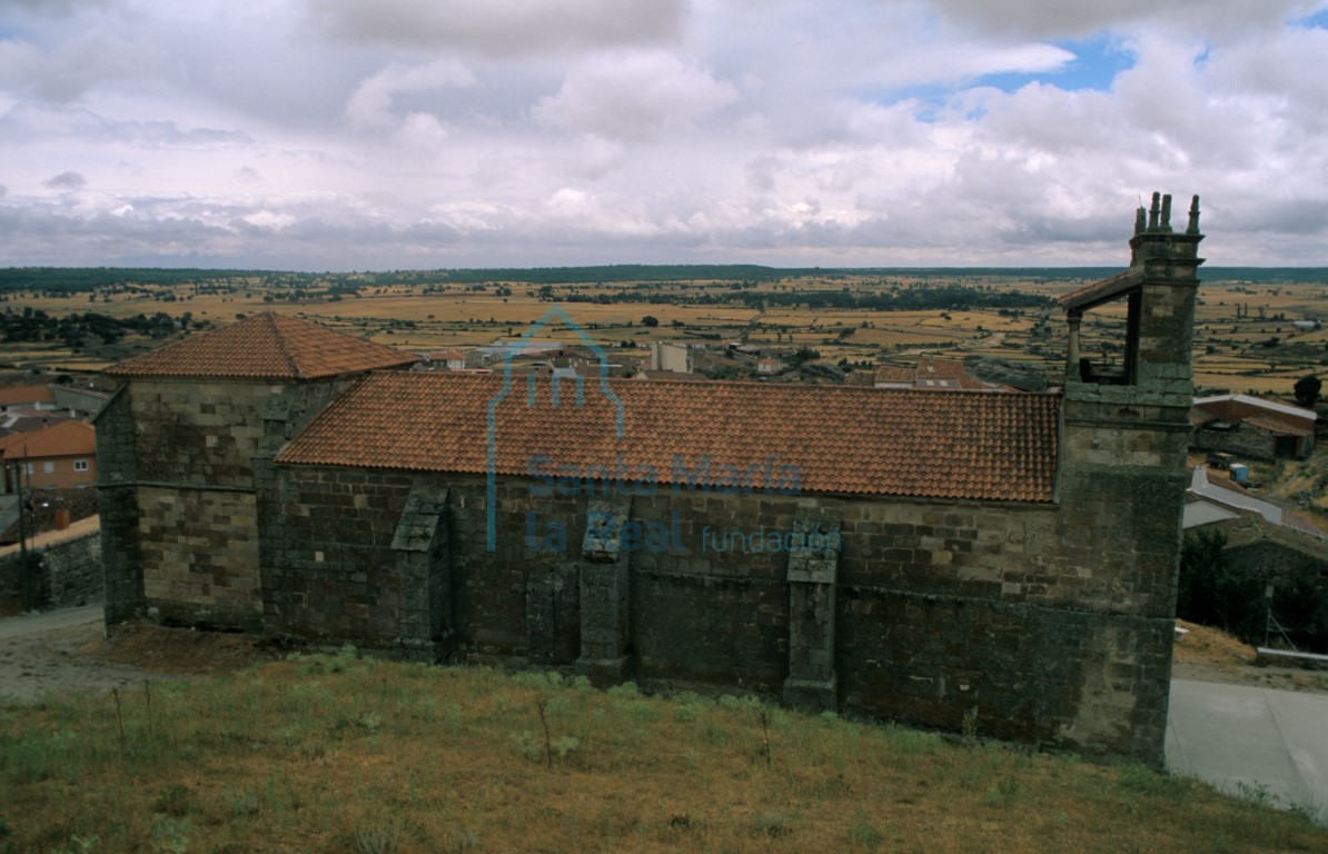 La iglesia de San Martín vista desde el norte