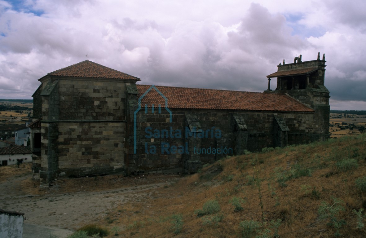Vista general de la iglesia desde el norte