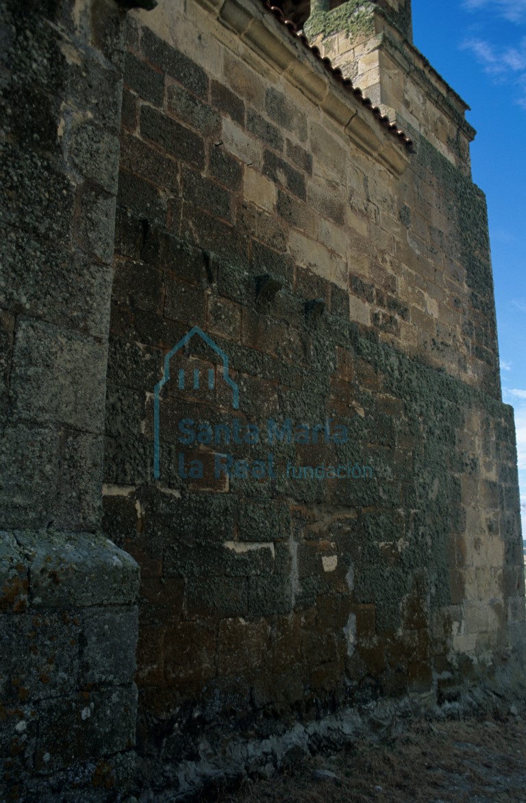 Canecillos en el muro septentrional