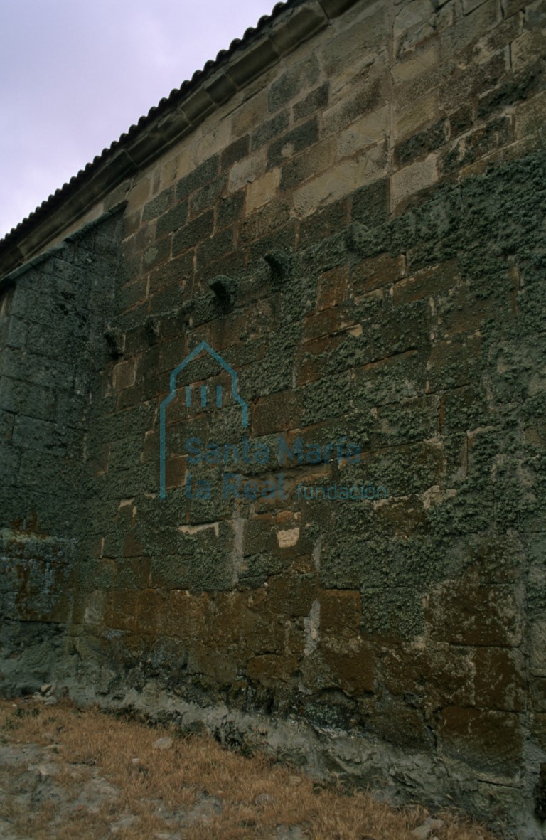 Canecillos en el muro septentrional