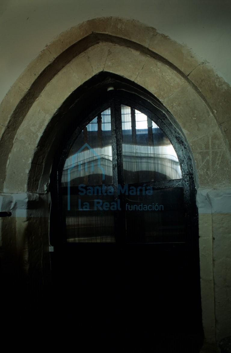 Portada románica dentro del actual baptisterio