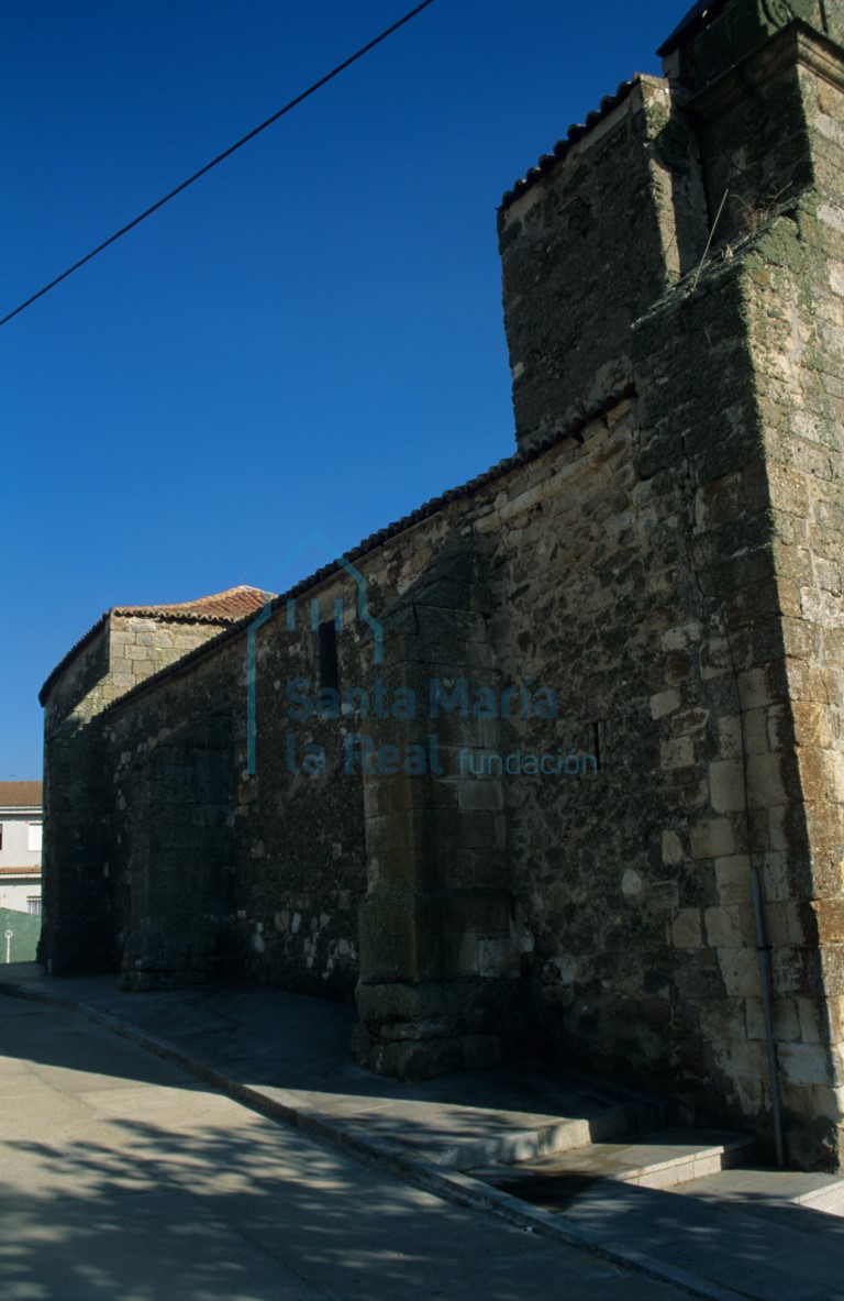 Fachada norte, con posibles restos de cornisa románica