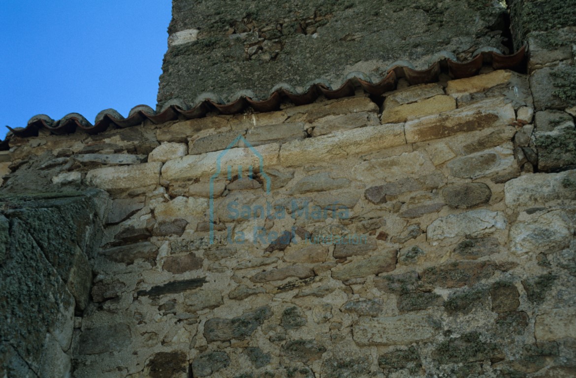 Detalle de posibles restos de una cornisa románica en el muro norte