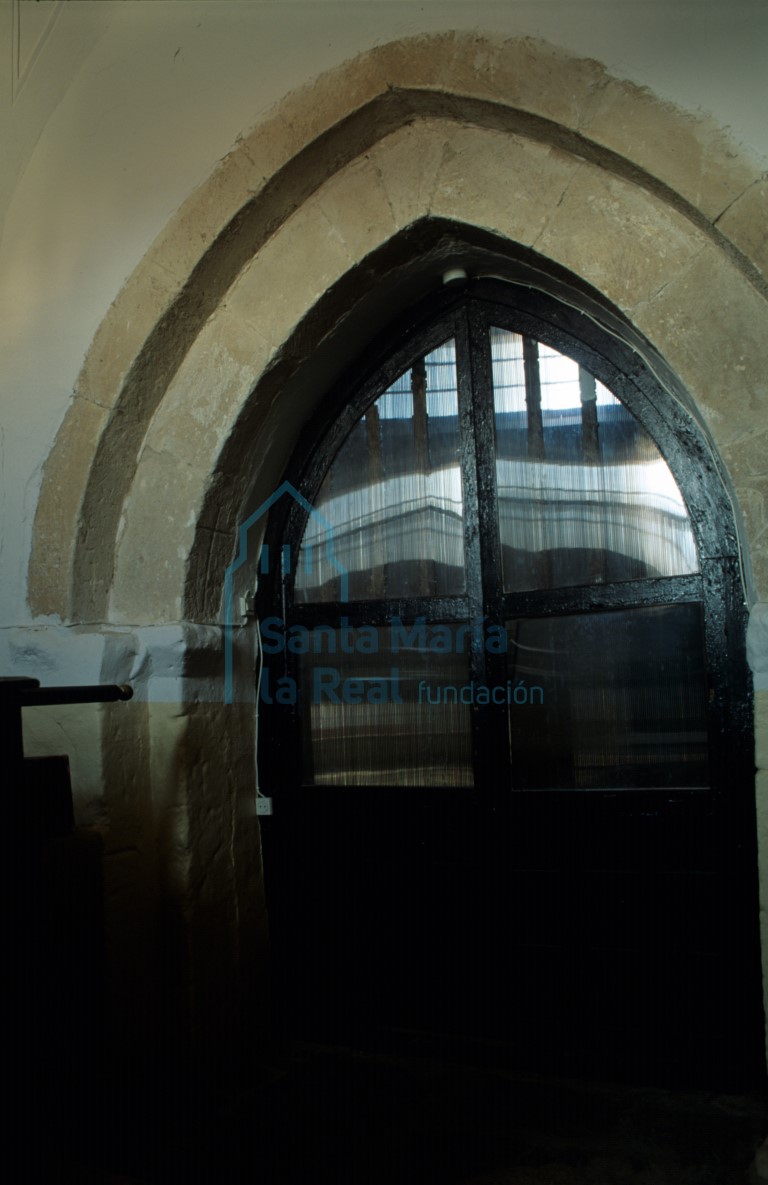 Portada románica dentro del actual baptisterio