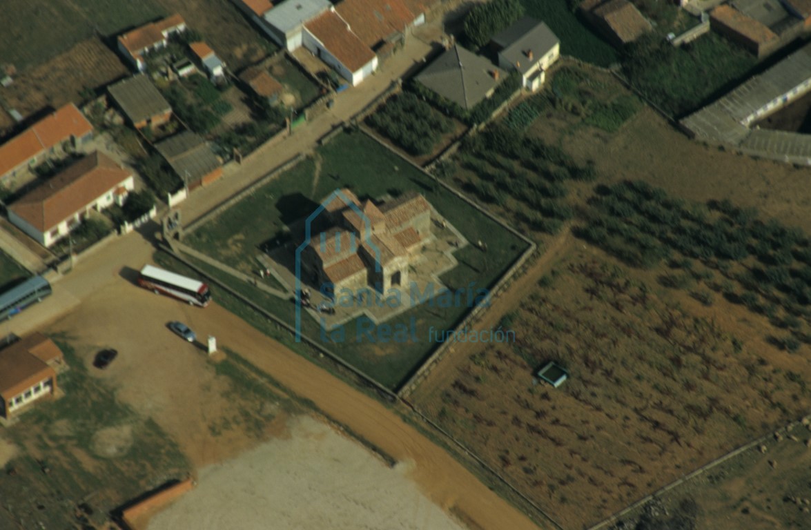 Vista aérea de la iglesia y los alrededores