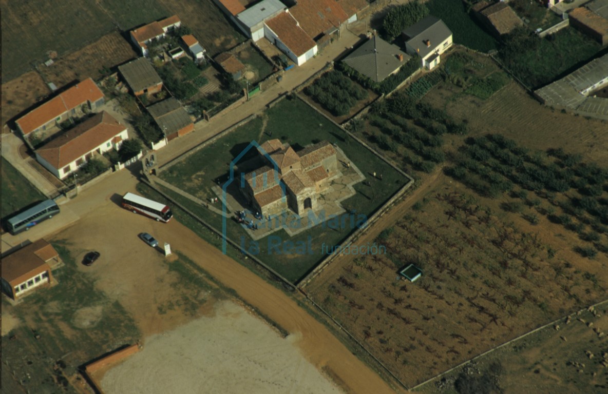 Vista aérea de la iglesia y los alrededores