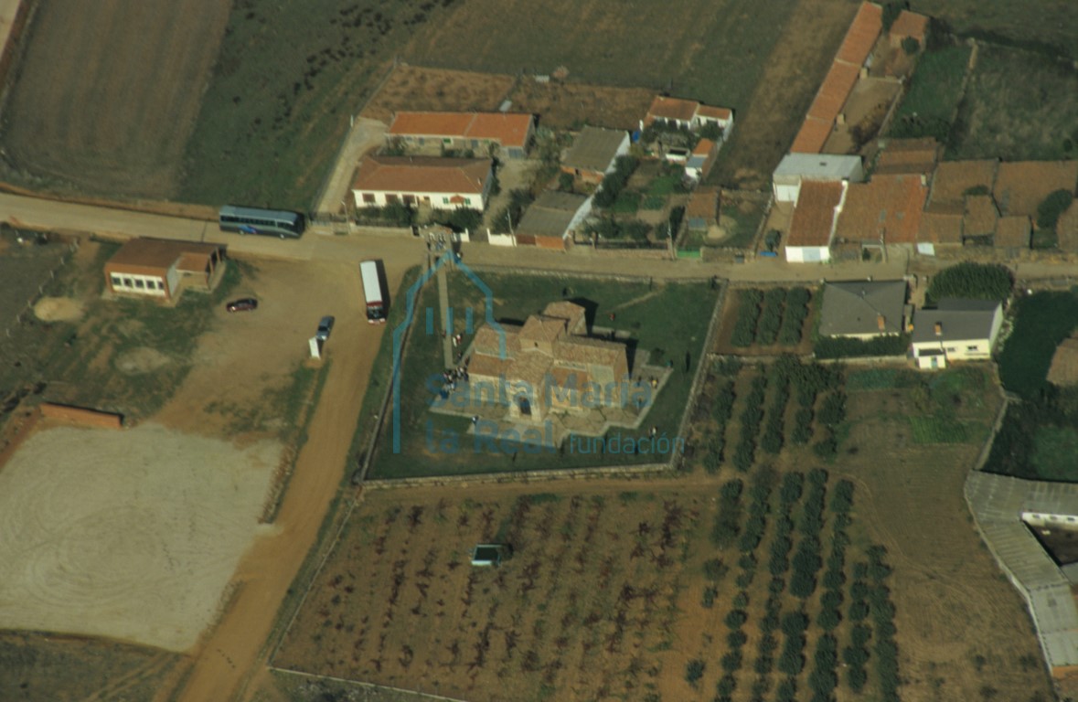 Vista aérea de la iglesia y los alrededores