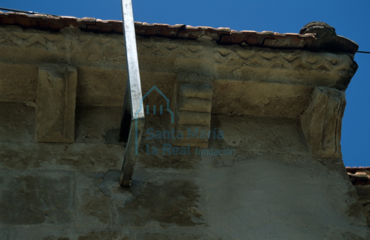 Detalle de los canecillos de la fachada meridional