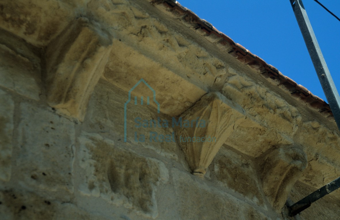 Detalle de los canecillos de la cabecera meridional