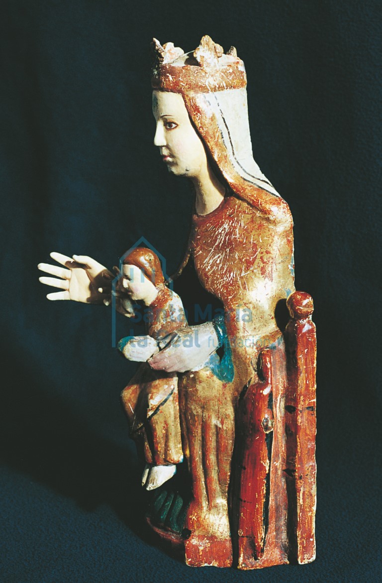 Vista lateral de la talla de la Virgen con el Niño
