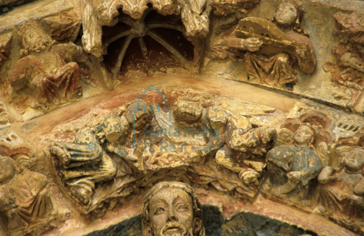 Detalle de la Coronación de la Virgen y dosel en la portada meridional Detalle de la Coronación de la Virgen y dosel en la portada meridional