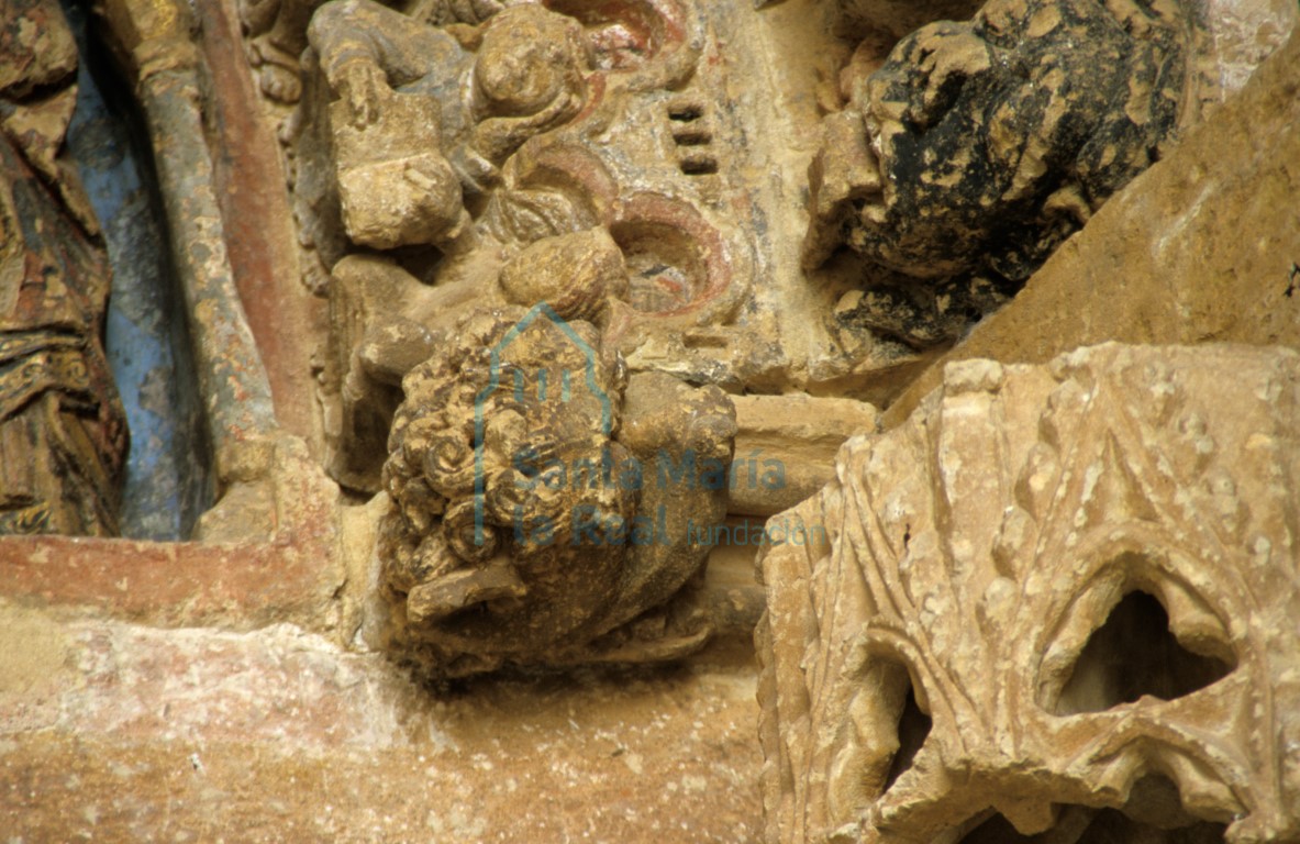 Detalle del arranque de las arquivoltas de la portada meridional