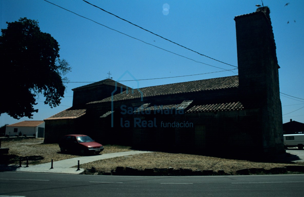 Vista del exterior de la iglesia desde el lado noroeste