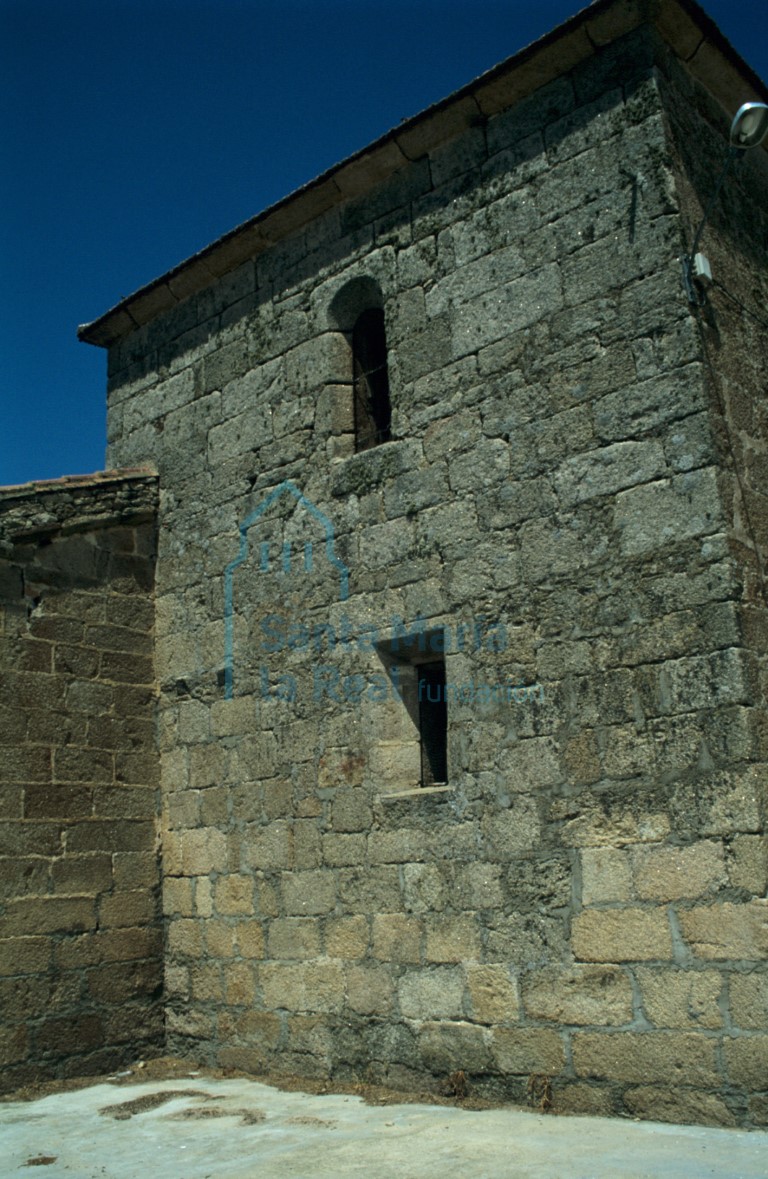 Vista del muro meridional de la cabecera