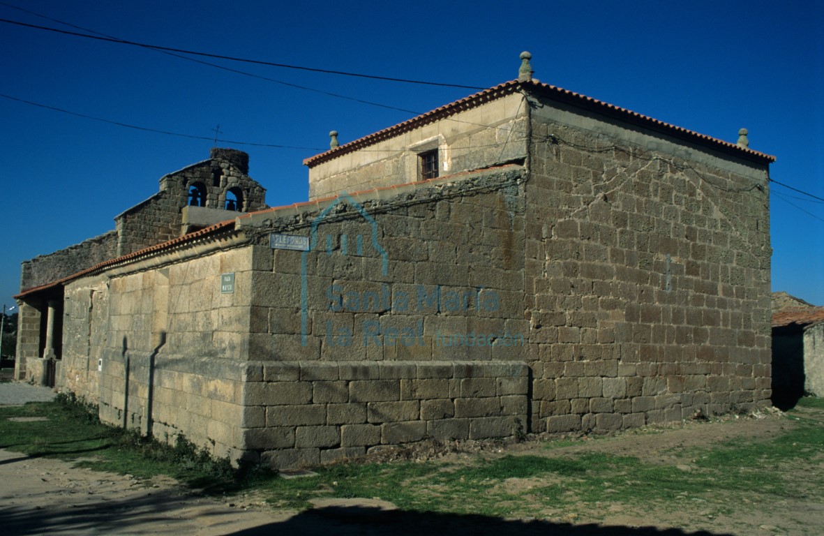 El templo desde el sureste, donde se ve el antiguo testero románico