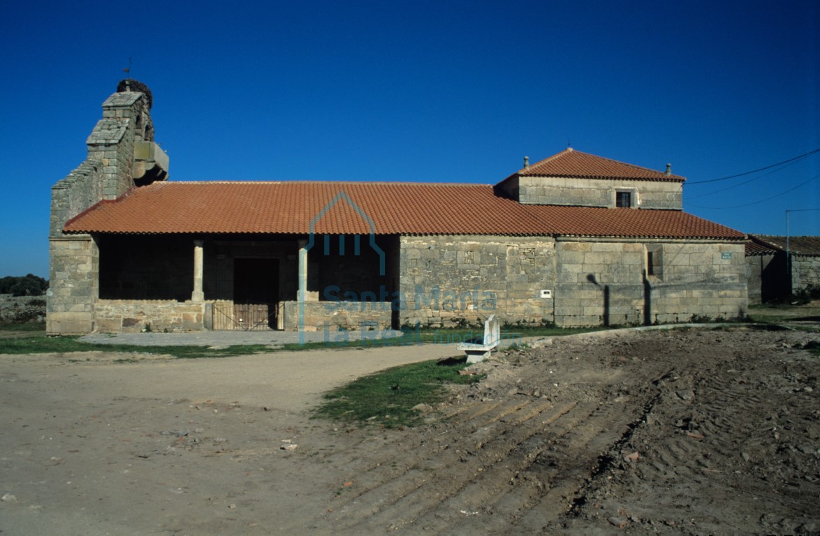 Vista de la iglesia desde el lado sur