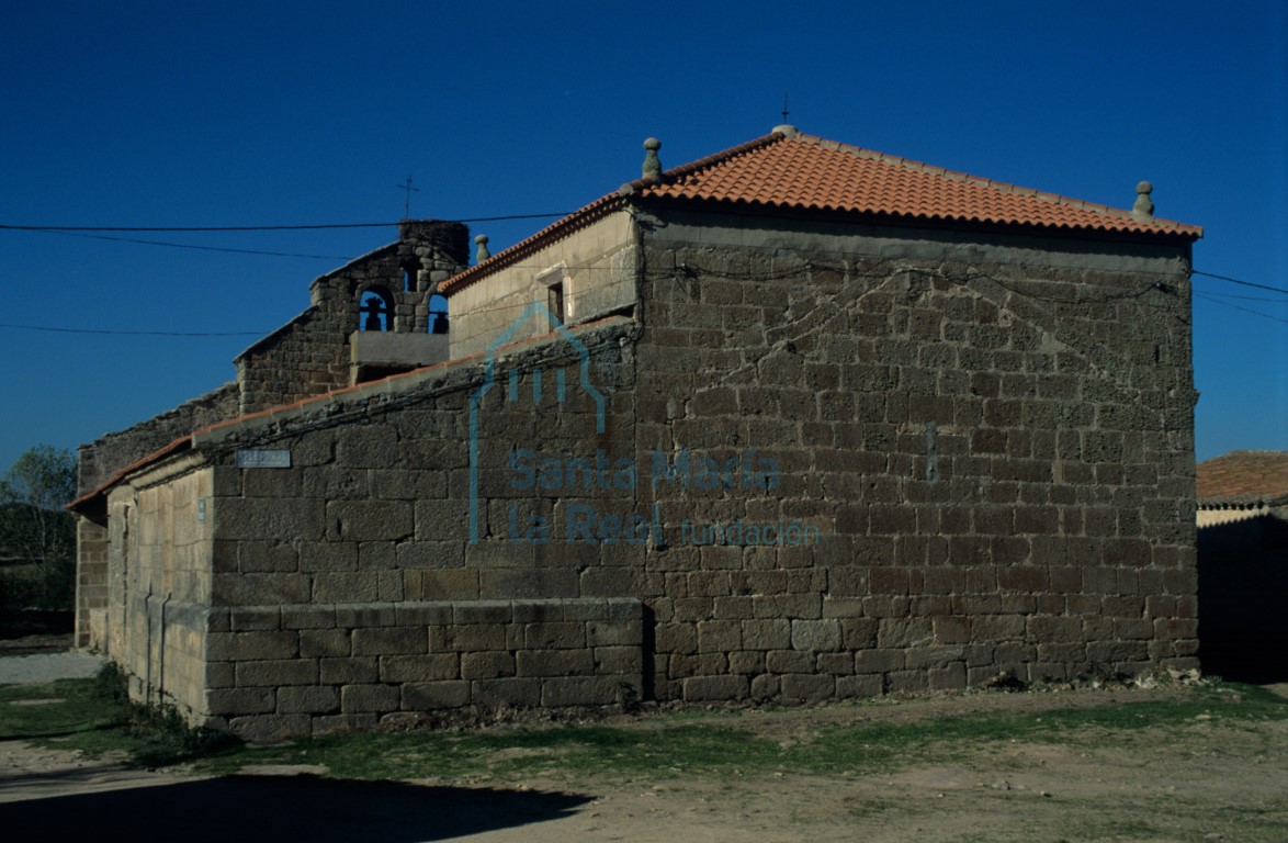 El templo desde el este, donde se ve el antiguo testero románico
