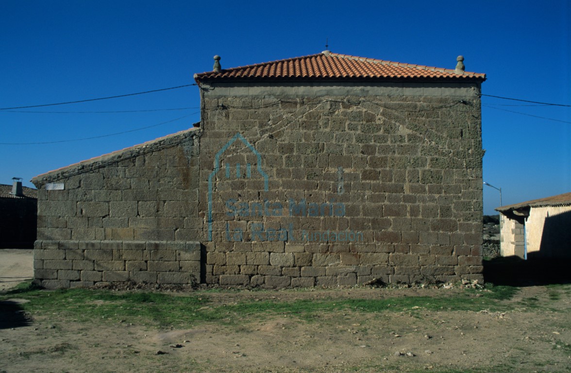 Vista desde el norte, donde se ve el antiguo testero románico