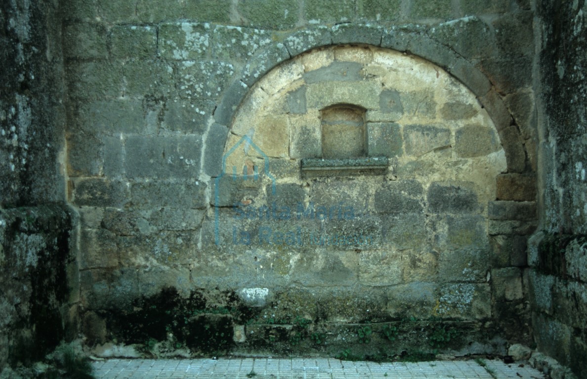 Portada cegada en la fachada norte