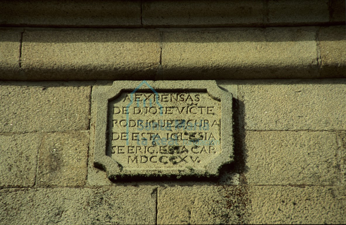 Inscripción en el testero de la cabecera