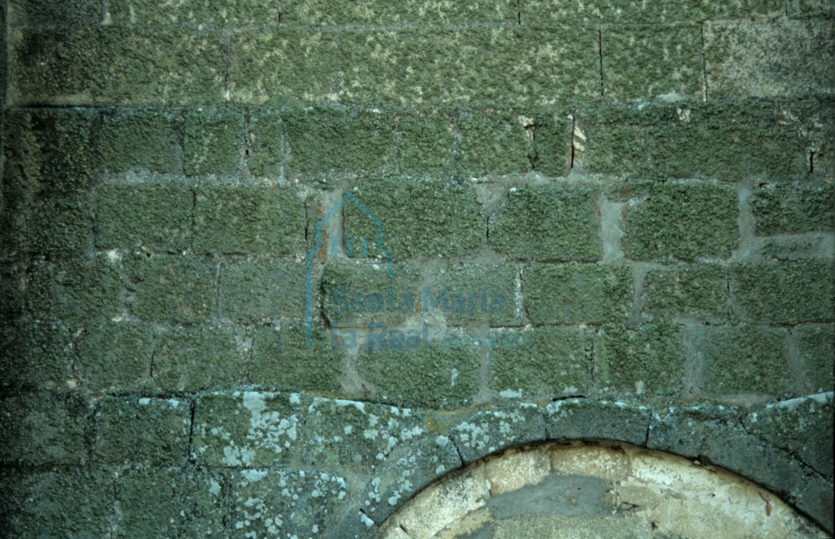Detalle del arco de la portada cegada en el muro septentrional