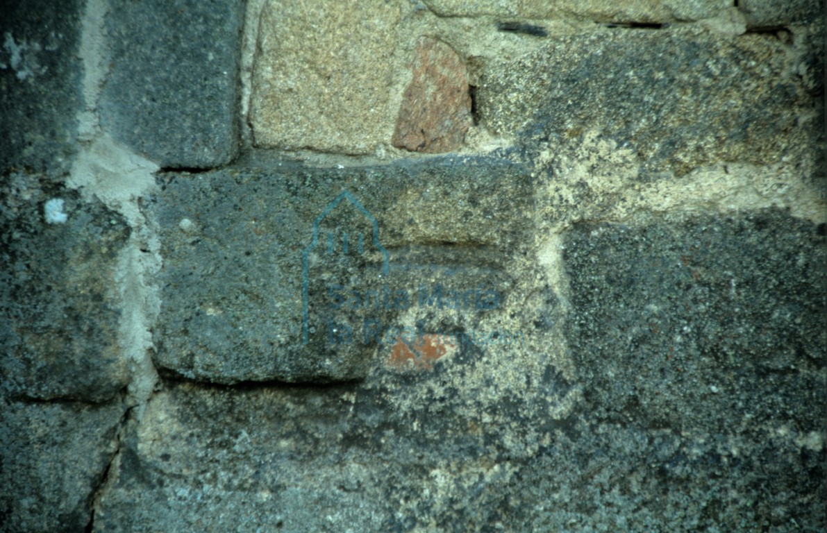 Detalle del arranque del arco de la portada cegada en el muro septentrional