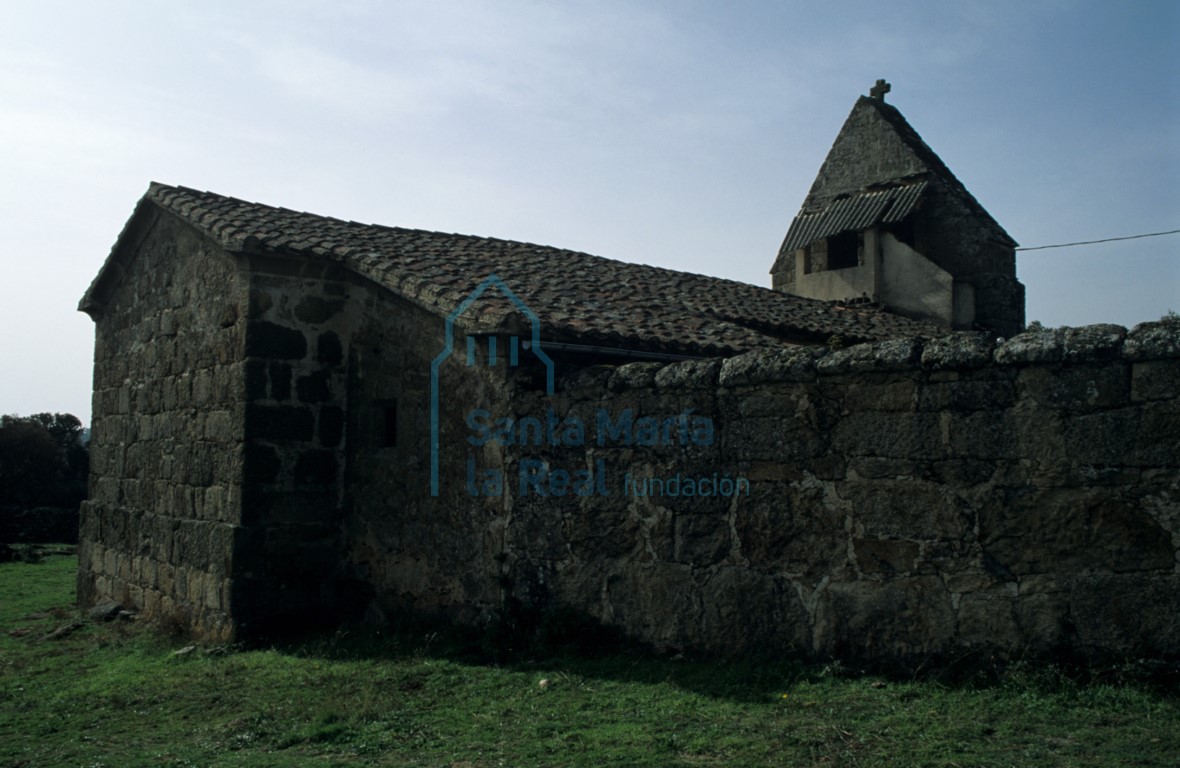 Vista de la iglesia desde el noreste