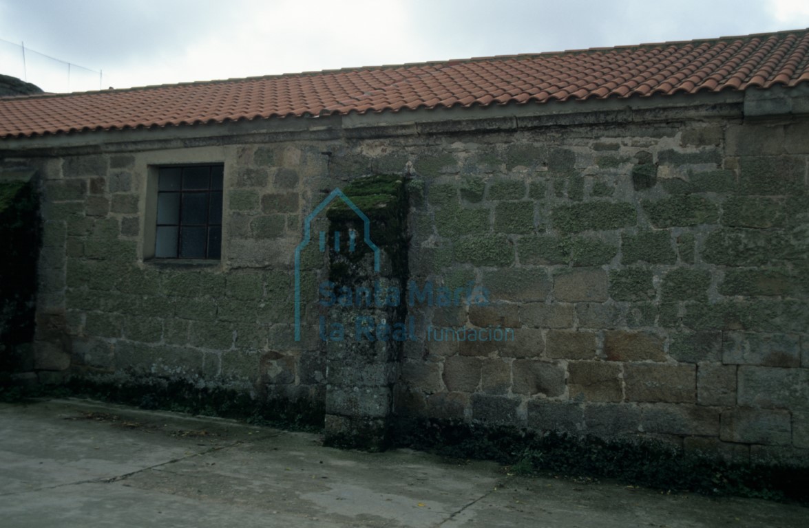 Posible paramento románico, con canecillos, en el muro norte
