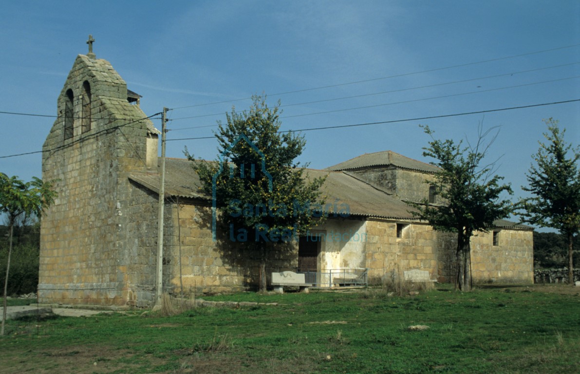 Vista de la iglesia desde el suroeste