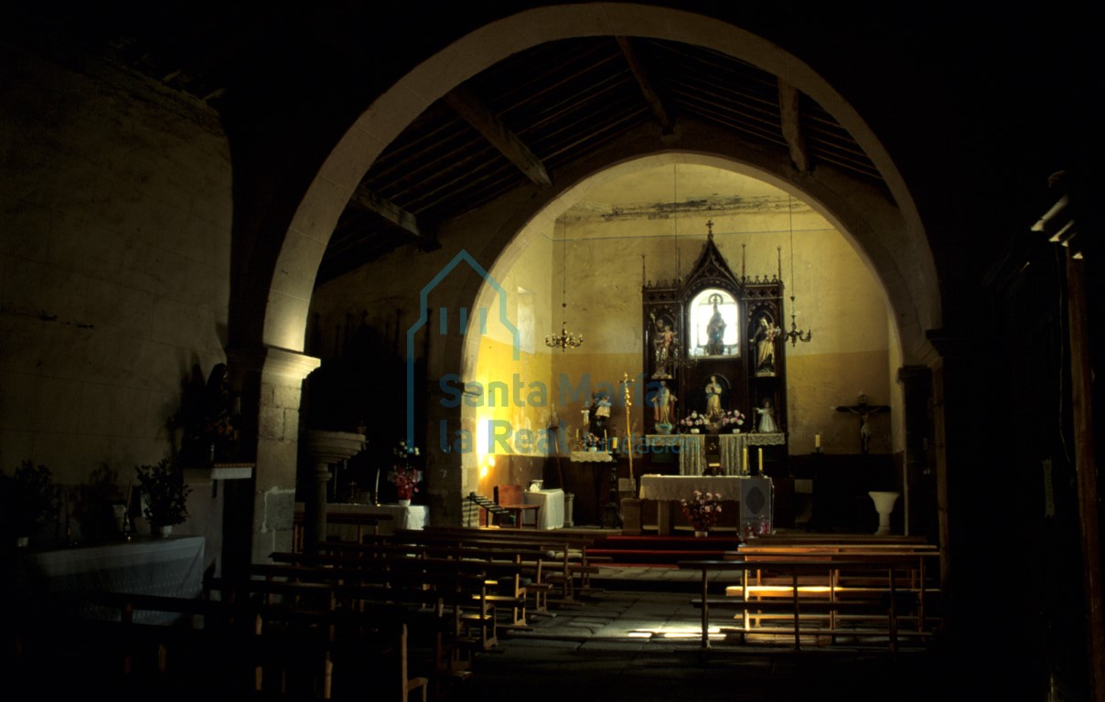 Interior de la iglesia hacia la cabecera