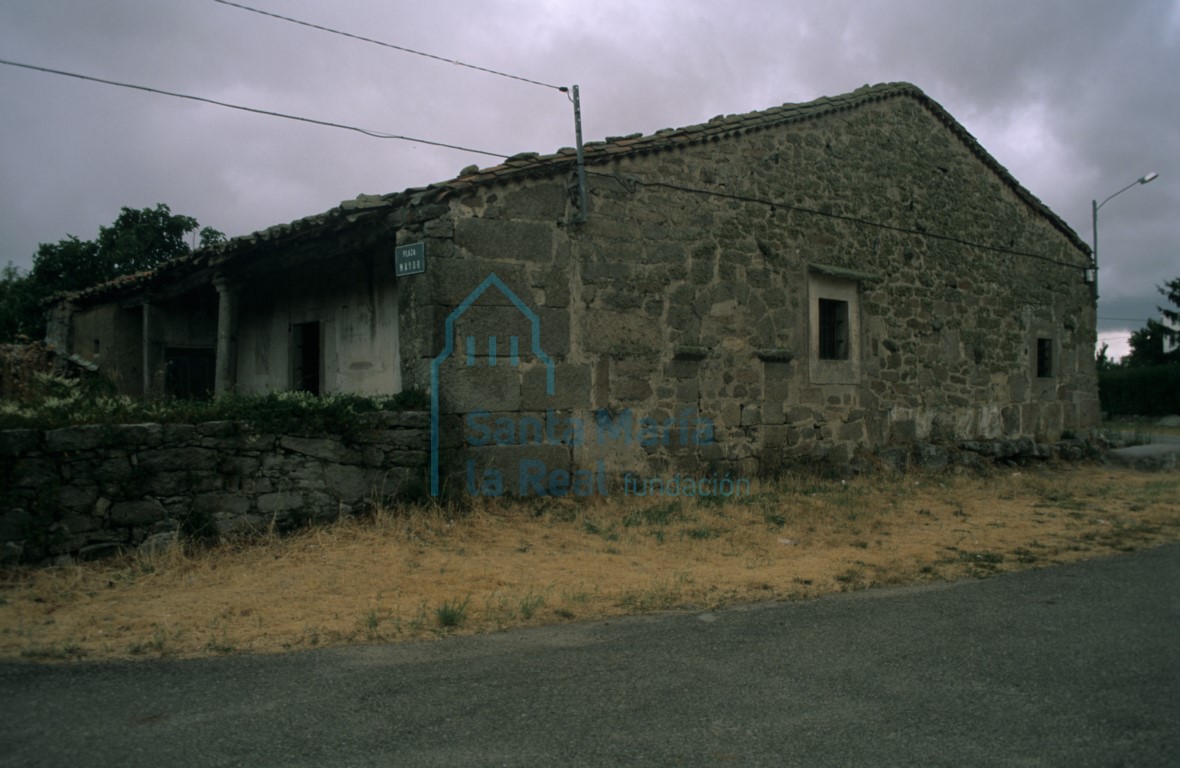 Casa de los Procuradores de la Tierra o Casa de Viriato, con un antiguo arco cegado