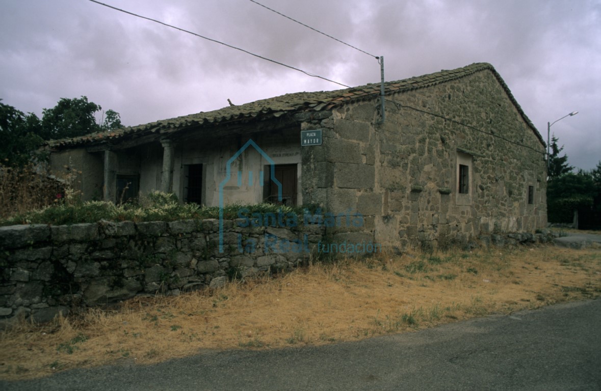 Casa de los Procuradores de la Tierra o Casa de Viriato, con un antiguo arco cegado