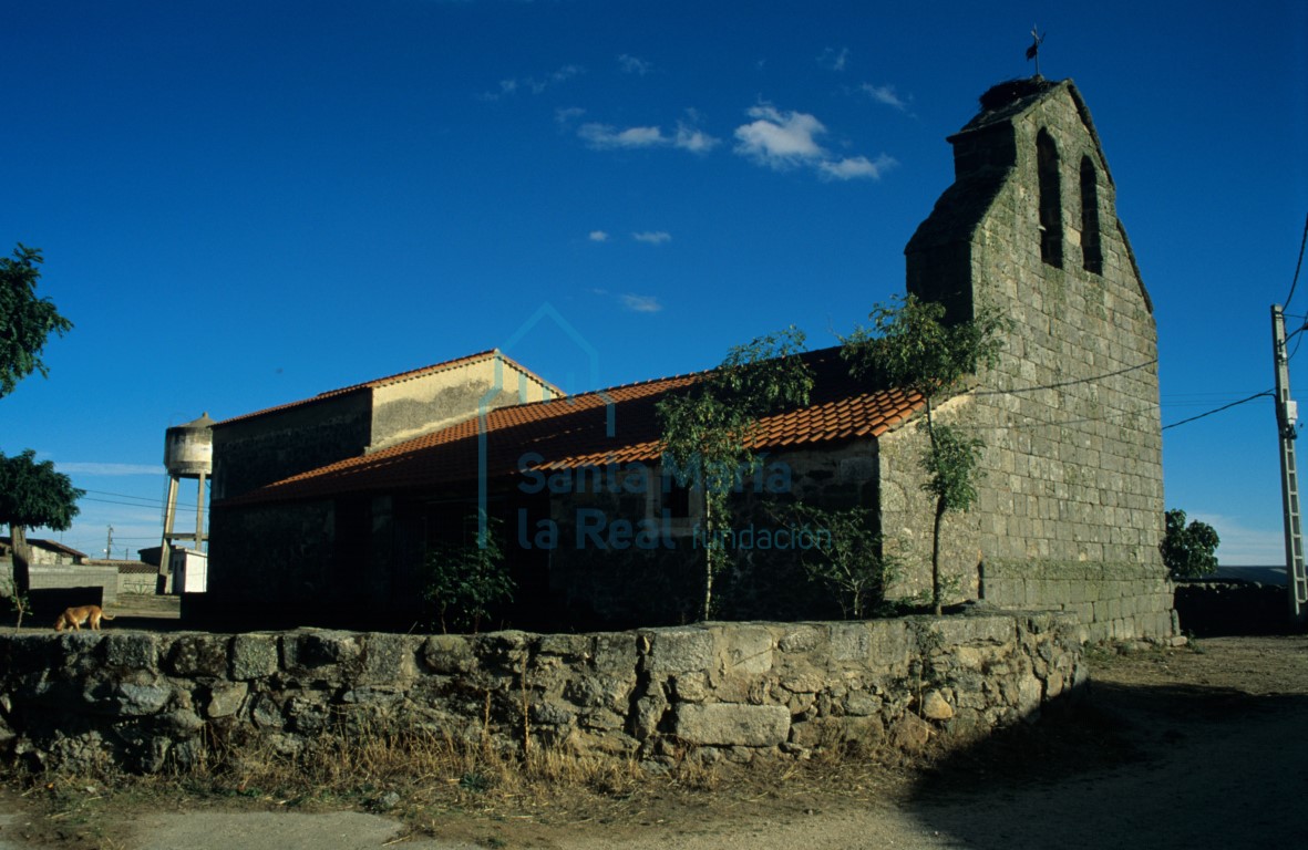 Vista de la iglesia desde el suroeste